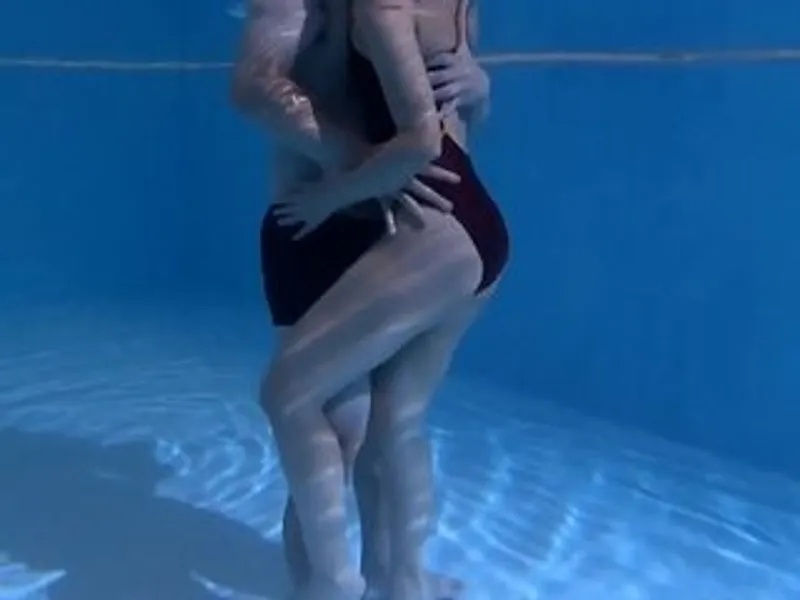 Anh xã lạnh nhạt, Cô vợ "đi ngoài" với hlv dạy bơi